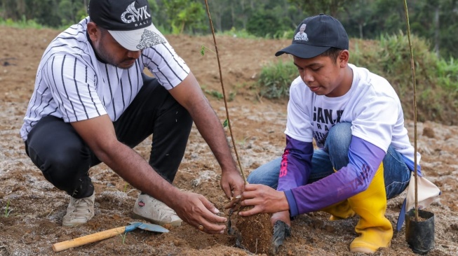 Jaga Kelestarian Lingkungan, Warga Diajak Tanam Pohon di Pangalengan