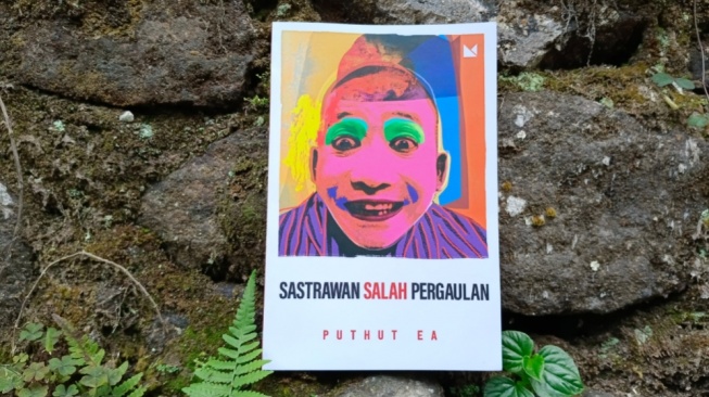 Review Buku 'Sastrawan Salah Pergaulan', Kisah Seputar Mahasiswa dan Kampus