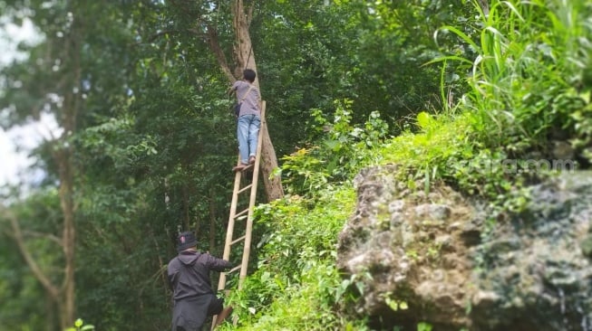 Warga Ngentak Mangir gotong royong memasang jaringan internet untuk kampung mereka [Suara.com-Hadi/Dokumen Arsip Yahya]