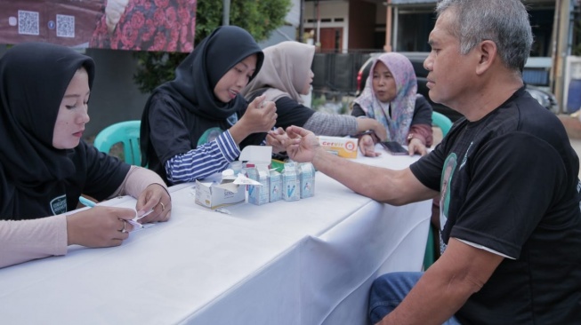 Jaga Kesehatan Warga di Musim Kemarau, Kowarteg Bagikan Vitamin dan Cek Kesehatan Gratis di Bekasi