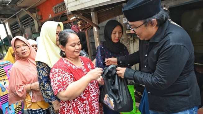 Gerbong Pecinta Sandi Uno Semarang Berikan Sembako Murah di Tengah Harga yang Tak Stabil