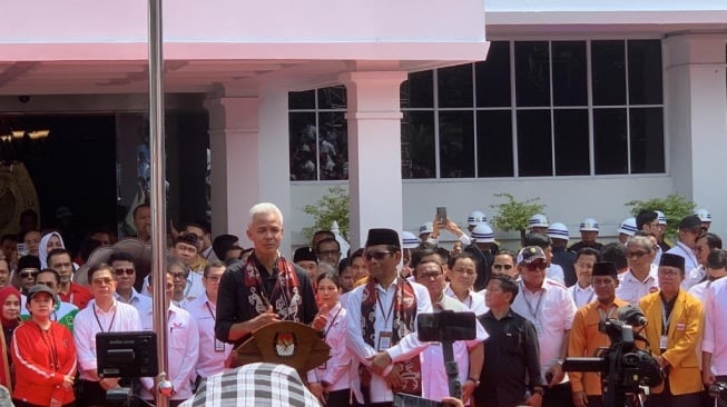 Alasan Ganjar-Mahfud Sengaja Pakai Baju Beda Warna Saat Daftar KPU; Kita Hitam-Putih, Tidak Pernah Abu-abu