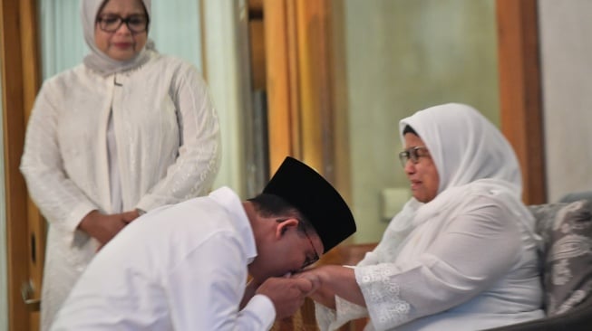 Bakal calon presiden dari Koalisi Perubahan Anies Baswedan sungkeman meminta restu kepada ibunya Aliyah Rasyid Baswedan sebelum mendaftarkan diri ke KPU di kediamannya di Lebak Bulus, Jakarta, Kamis (19/10/2023). [ANTARA FOTO/Indrianto Eko Suwarso].