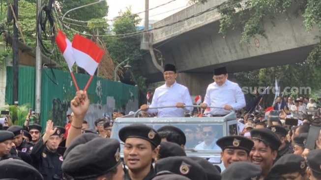 Pasangan capres dan cawapres dari Koalisi Perubahan, Anies Baswedan dan Muhaimin Iskandar atau Cak Imin konvoi dari NasDem Tower menuju kantor KPU RI di Jalan Imam Bonjol, Jakarta Pusat untuk mendaftar PIlpres 2024, Kamis (19/10/2023). (Suara.com/Rakha).