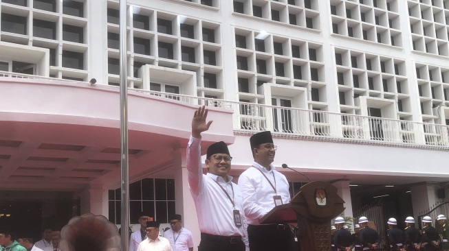 Bakal capres-cawapres dari Koalisi Perubahan, Anies Baswedan dan Muhaimin Iskandar atau Cak Imin usai mendaftar Pilpres 2024 di Kantor KPU RI, Jalan Imam Bonjol, Jakarta Pusat, Kamis (19/10/2023). (Suara.com/Dea)