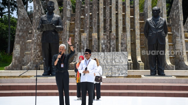 Bakal calon presiden dari PDI Perjuangan Ganjar Pranowo dan bakal calon wakil presiden Mahfud MD menyampaikan pidati politiknya sebelum menuju KPU dari Tugu Proklmasi di Jakarta, Kamis (19/10/2023). [ANTARA FOTO/M Risyal Hidayat/hp]