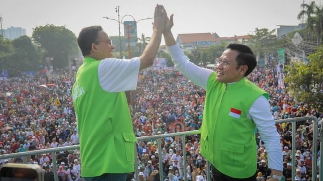 Muhaimin Iskandar bersama Anies Baswedan saat berjumpa dalam acara Mlaku Bareng di Sidoarjo Jawa Timur (Instagram/@cakiminow)