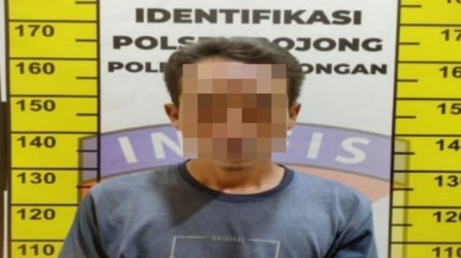 R (33) diringkus polisi setelah terbukti mencuri puluhan merpati di Pekalongan. (Humas Polres Pekalongan)