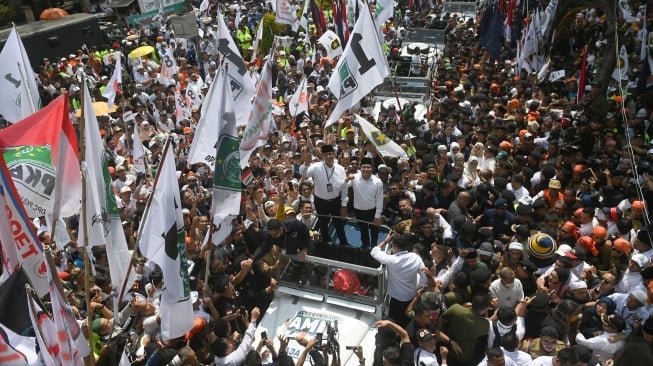 Bacapres Anies Baswedan dan Bacawapres Muhaimin Iskandar bersama para pendukungnya tiba di Gedung KPU, Jakarta, Kamis (19/10/2023). [ANTARA FOTO/Aditya Pradana Putra].