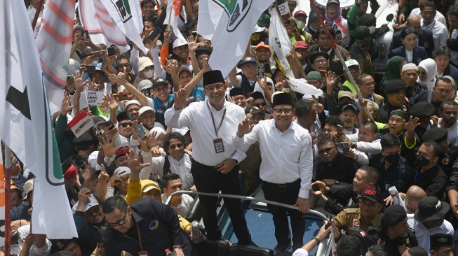 Bakal calon presiden Anies Baswedan dan bakal calon wakil presiden Muhaimin Iskandar bersama para pendukungnya tiba di Gedung KPU, Jakarta, Kamis (19/10/2023). [ANTARA FOTO/Aditya Pradana Putra].