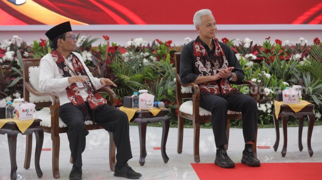 Bakal calon Presiden Ganjar Pranowo (kanan) bersama bakal calon Wakil Presiden Mahfud MD (kiri) saat melakukan pendaftaran Calon Presiden dan Wakil Presiden Pemilihan Umum 2024 di Gedung KPU, Jakarta, Kamis (19/10/2023). [Suara.com/Alfian Winanto]