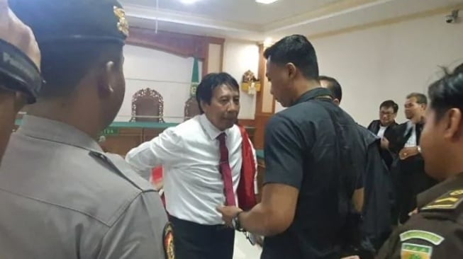 Hakim Ketua Absen, Sidang Rektor Unud Ditunda