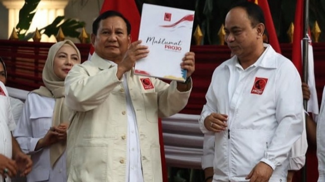 Momen Prabowo Subianto Nyanyi di Warung Bakso, Lagu Romantis tapi Suara Tetap Garang