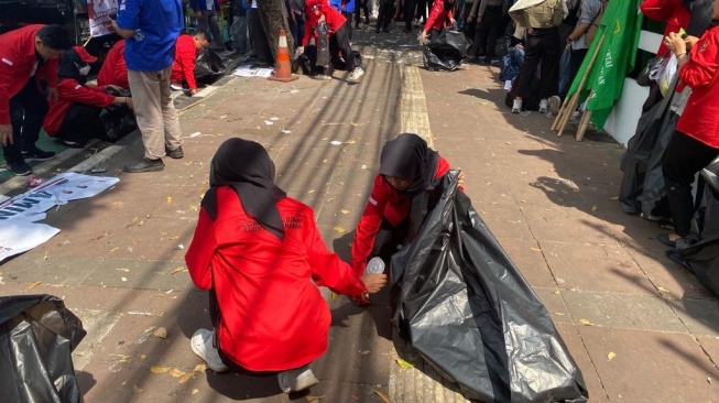 Bawa Ratusan Trash Bag, Pasukan Relawan Ganjar-Mahfud Gelar Operasi Semut di Depan Kantor KPU