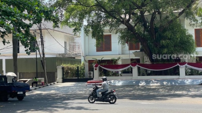 Situasi di depan rumah bakal capres Prabowo Subianto pada hari pertama pendaftaran capres-cawapres di Jalan Kertanegara, Jakarta Selatan, Kamis (19/10/2023). (Suara.com/Novian)