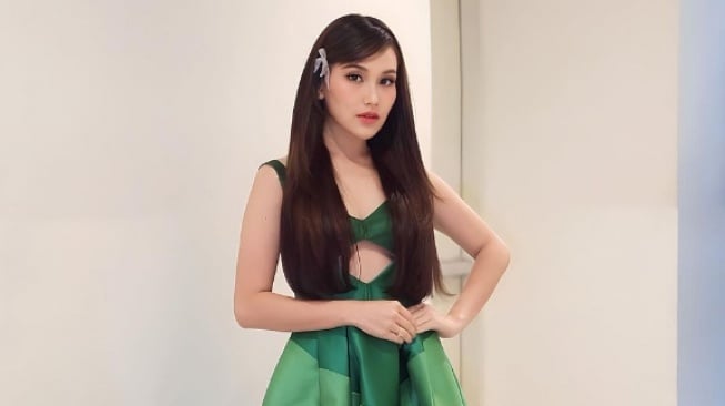 Video Ayu Ting Ting Pelukan Erat sambil Cipika-cipiki ke Cowok Asing Disorot Netizen