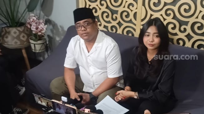 Pengacara Rebecca Klopper, Raudah Mariyah dan Muannas Alaidid saat gelar jumpa pers di Petogogan, Jakarta Selatan pada Jumat (20/10/2023) [Suara.com/Rena Pangesti]