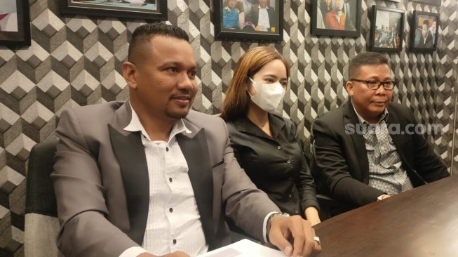 Dominiq Key menggelar jumpa pers terkait laporannya terhadap Erwin Arnada dalam kasus wanprestasi sebesar Rp10,5 miliar, Jumat (20/10/2023). [Rena Pangesti/Suara.com]