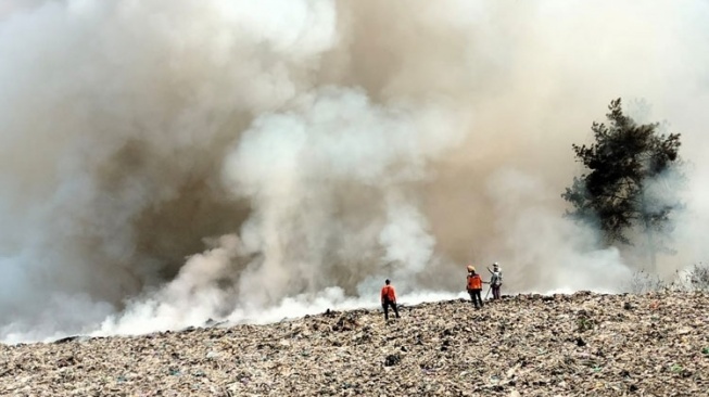 TPA Telekung Kota Batu Terbakar, Petugas Berjibaku Memadamkan Api