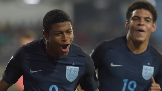 Rhian Brewster (kiri) dari Inggris merayakan bersama rekan setimnya Callum Hudson-Odoi setelah mencetak gol kedua pada pertandingan sepak bola perempat final antara AS dan Inggris di Piala Dunia U-17 di Stadion Jawaharlal Nehru di Goa pada 21 Oktober 2017.INDRANIL MUKHERJEE / AFP