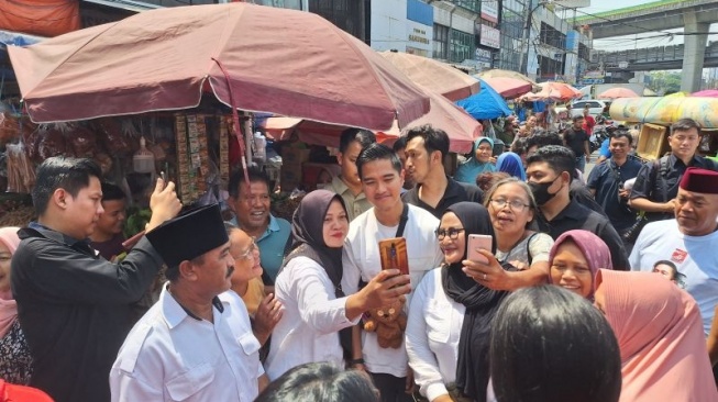 Lihat Pedagang di Kebayoran Lama Jaksel Jualan di Emperan, Kaesang Tebar Janji soal Relokasi Pasar