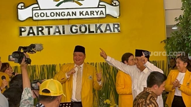 Bacapres Prabowo Subianto asyik joget-joget hingga lantunkan lagu Dewa 19 "Kamu Lah Satu-satunya" dimarkas DPP Partai Golkar, Jakbar, Jumat (20/10/2023). (Suara.com/Bagaskara)