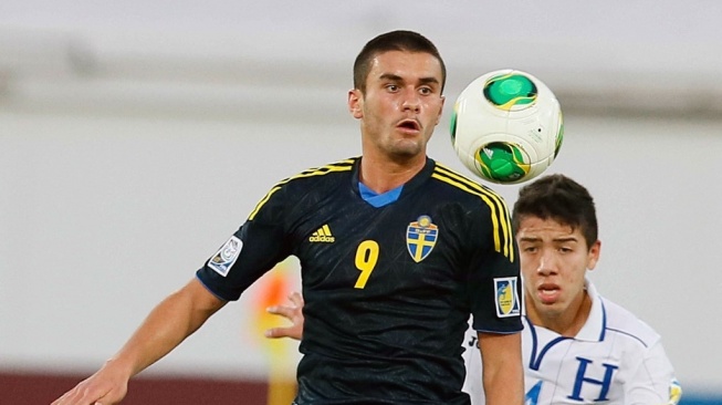 Valmir Berisha (kiri) dari Swedia mengontrol bola di depan kapten Honduras Luis Santos (kanan) selama pertandingan Piala Dunia U-17 2013 di Al Ain City pada 1 November 2013. Swedia mengalahkan Honduras 2-1. FOTO AFP/STR