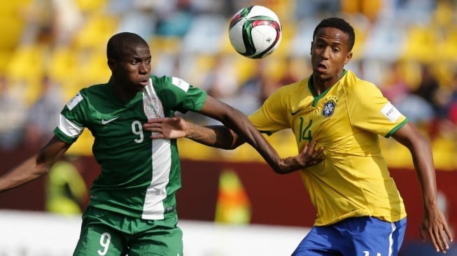 Victor Osimhen (kiri) dari Nigeria bersaing memperebutkan bola dengan Eder Militao dari Brasil selama pertandingan sepak bola Piala Dunia U-17 2015 di Vina del Mar, Chili pada 1 November 2015. AFP PHOTO / Photosport - Andres PinaANDRES PINA / FOTOSPORT / AFP