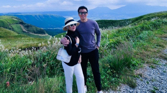 Potret Mesra Syahrini dan Reino Barack di Jepang. (Instagram/princessyahrini)