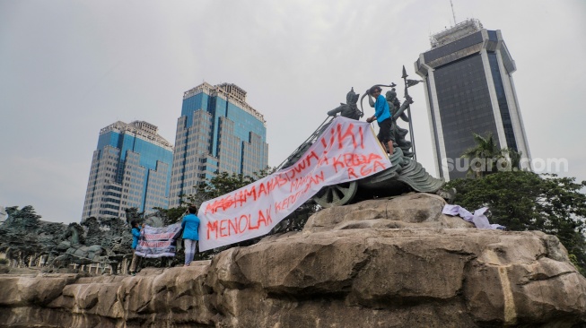 Massa Mahasiswa yang tergabung dalam Aliansi Badan Eksekutif Mahasiswa Seluruh Indonesia (BEM SI) melakukan unjuk rasa di kawasan Patung Kuda, Jakarta, Jumat (20/10/2023). [Suara.com/Alfian Winanto]