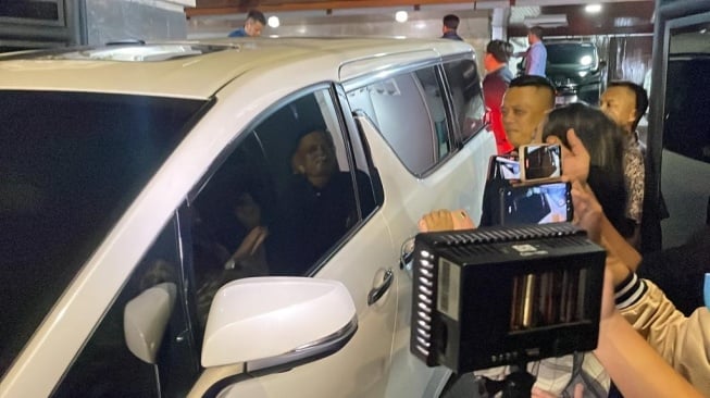 Mobil yang ditumpangi Prabowo Subianto keluar meninggalkan rumah dinas Zulkifli Hasan atau Zulhas di Jalan Widya Candra, Jakarta pada Jumat (20/10/2023). [Suara.com/Novian]