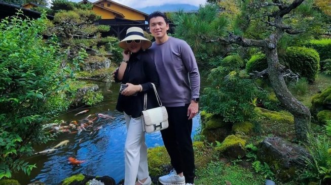 Potret Mesra Syahrini dan Reino Barack di Jepang. (Instagram/princessyahrini)