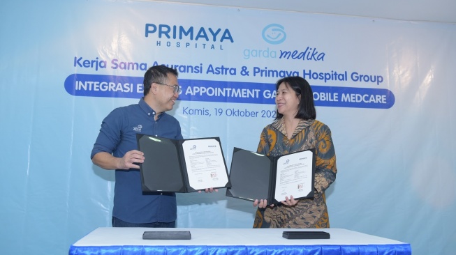 Penandatanganan komitmen kerja sama peluncuran fitur Express Appointment yang memudahkan masyarakat dalam booking janji temu dokter dilakukan Operational Director Asuransi Astra, Hendry Yoga (kanan) dan Chief Executive Officer Primaya Hospital Group, Leona A. Karnali (kiri) di Rumah Sakit Primaya Bekasi Barat (19/10/2023) [Asuransi Astra].