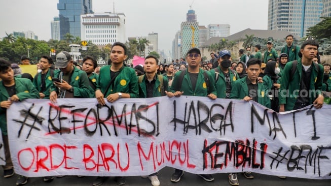 Massa Mahasiswa yang tergabung dalam Aliansi Badan Eksekutif Mahasiswa Seluruh Indonesia (BEM SI) melakukan unjuk rasa di kawasan Patung Kuda, Jakarta, Jumat (20/10/2023). [Suara.com/Alfian Winanto]