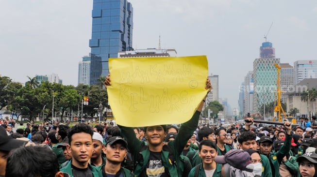 Massa Mahasiswa yang tergabung dalam Aliansi Badan Eksekutif Mahasiswa Seluruh Indonesia (BEM SI) melakukan unjuk rasa di kawasan Patung Kuda, Jakarta, Jumat (20/10/2023). [Suara.com/Alfian Winanto]