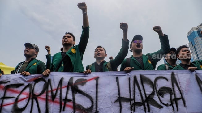 Massa Mahasiswa yang tergabung dalam Aliansi Badan Eksekutif Mahasiswa Seluruh Indonesia (BEM SI) melakukan unjuk rasa di kawasan Patung Kuda, Jakarta, Jumat (20/10/2023). [Suara.com/Alfian Winanto]