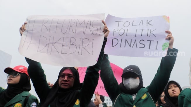 Massa Mahasiswa yang tergabung dalam Aliansi Badan Eksekutif Mahasiswa Seluruh Indonesia (BEM SI) melakukan unjuk rasa di kawasan Patung Kuda, Jakarta, Jumat (20/10/2023). [Suara.com/Alfian Winanto]