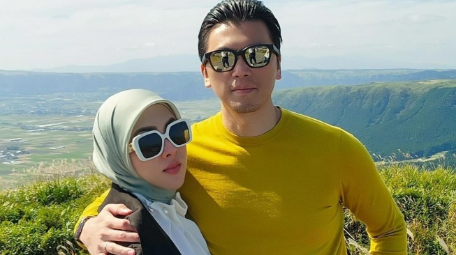 Potret Mesra Syahrini lalu Reino Barack pada Jepang. (Instagram/princessyahrini)