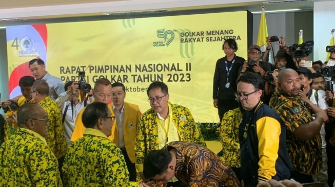 Diusung Golkar Jadi Cawapres Prabowo, Gibran Cium Tangan Akbar Tanjung Hingga Aburizal Bakrie