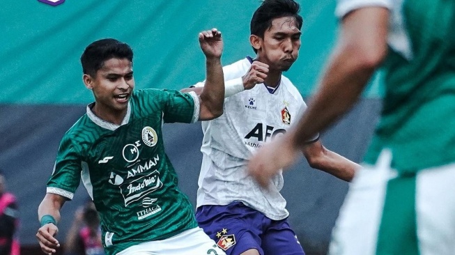 Pemain PSS Sleman, Irkham Mila saat berduel dengan pemain tim tamu Persik Kediri di lanjutan Liga 1 2023/2024, di Stadion Maguwoharjo, Sleman, DIY, Sabtu (21/10/2023). (Instagram/@persikfcofficial)