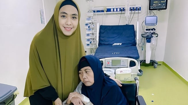 Oki Setiana Dewi bersama ibu, Yunifah Lismawati. [Instagram]