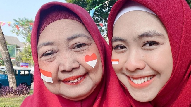 Oki Setiana Dewi bersama sang ibu, Yunifah Lismawati. [Instagram]