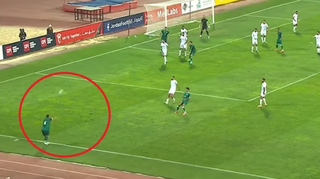 Pemain Irak, Ali Adnan dengan skill lemparan maut mirip Pratama Arhan (Youtube/Jordan Football)
