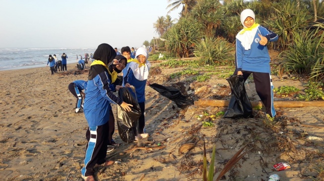 MTs Pembangunan UIN Jakarta Latih Siswa Mandiri dengan Jambore Ekskul dan Baksos