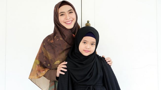 Oki Setiana Dewi bersama putri sulungnya, Maryam Nusaibah Abdullah. [Instagram]