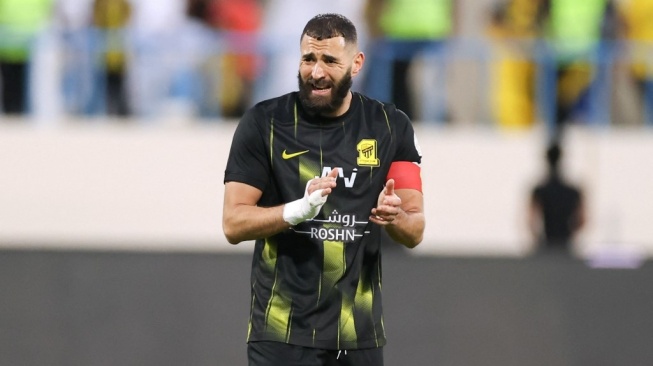 Pemain depan Ittihad asal Prancis Karim Benzema memberi isyarat selama pertandingan sepak bola Liga Pro Saudi antara Al-Ittihad dan Al-Akhdoud di Stadion Pangeran Hathloul bin Abdulaziz di Najran pada 14 September 2023.AFP