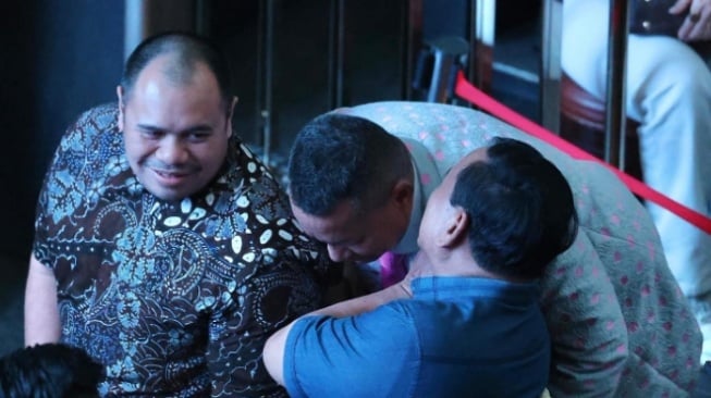 Momen Prabowo Bisik-bisik ke Hotman Paris, Ponakan Luhut sampai Nguping: Pinjam Dulu Seratus?