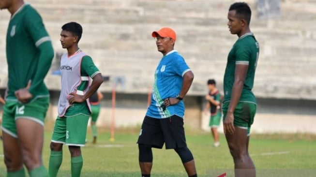 Pelatih PSMS Miftahudin Mukson saat memimpin latihan anak asuhnya jelang laga menghadapi Sriwijaya FC (ANTARA/Juraidi)