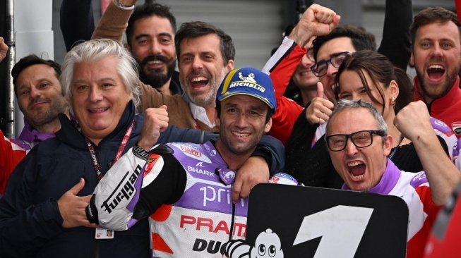 Pembalap Prima Pramac asal Prancis Johann Zarco merayakan kemenangannya bersama rekan satu timnya usai Grand Prix MotoGP Australia di Phillip Island pada 21 Oktober 2023.WILLIAM BARAT / AFP