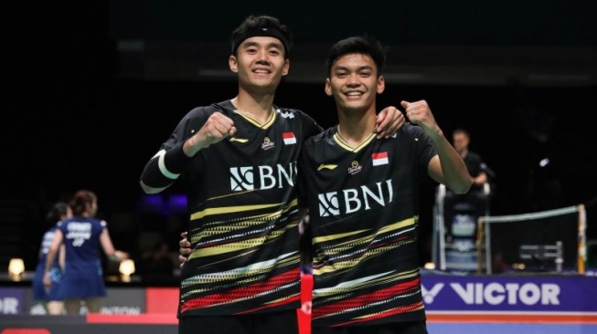 Ganda putra Bagas Maulana/Muhammad Shohibul Fikri berpose usai mengalahkan pasangan Kang Min Hyuk/Seo Seung Jae (Korea Selatan) pada babak 16 besar Denmark Open 2023 di Odense, Kamis. (ANTARA/HO-PP PBSI)